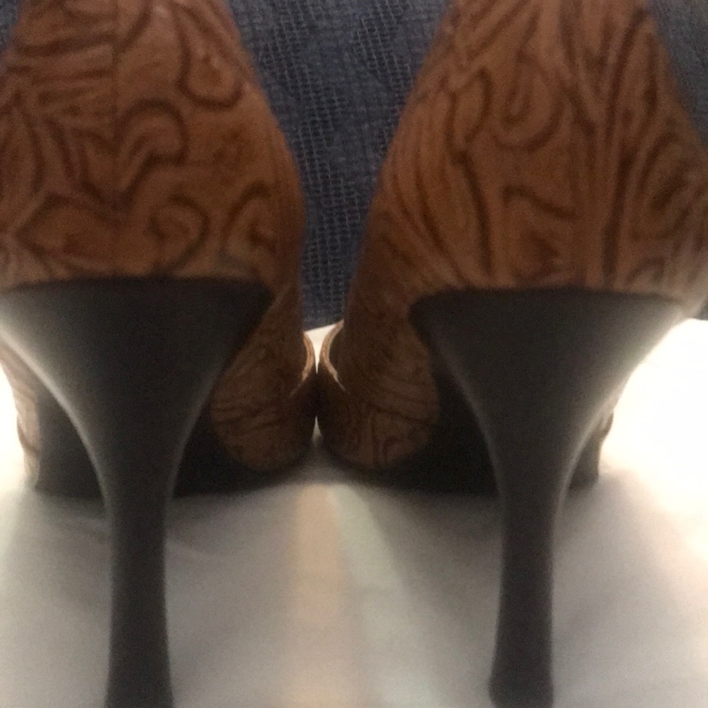 BCBG heels - Picture 3 of 4